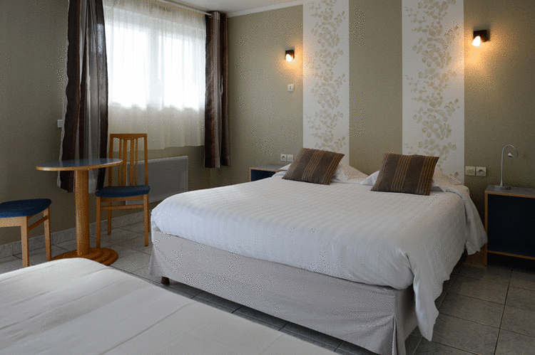 Chambre triple de 1 à 3 personnes avec un grand lit 160*200 et un lit 90*200 avec douche, rez de chaussée