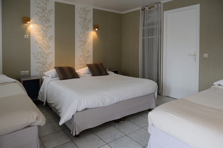 Chambre quadruple de 1 à 4 personnes, avec un grand lit 160*200, deux lits 90*200 avec douche, rez de chaussée