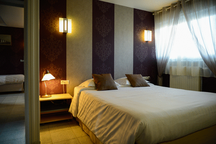 Chambre communicante de 1 à 5 personnes avec deux grands lits 160*200 et un lit 90*200, baignoire et douche