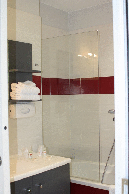 Salle de bain de nos chambres Conforts. Baignoire obligatoirement et toilettes séparés