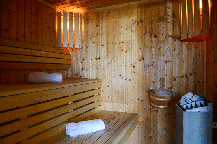 Sauna dans notre espace détente, interdit aux mineurs. Maillot de bain obligatoire. Ouvert en collectif l'après midi de 14h à 19h sur réservation. Privatisation possible le matin avec supplément.