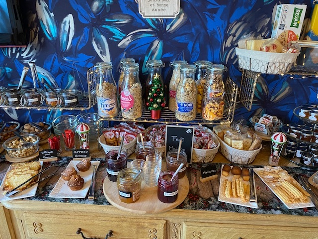 Buffet petit déjeuner au Motel les Bleuets, avec des confitures Maison et des gâteaux Maison