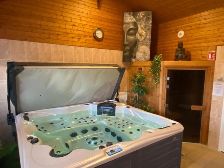 Jacuzzi de 1 à 5 personnes, dans notre espace détente, interdit aux Mineurs. Accès de 14h à 20h en collectif sur réservation ou le matin en privatif avec supplément.