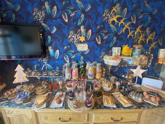 Buffet petit déjeuner au Motel les Bleuets, avec des confitures Maison et des gâteaux Maison