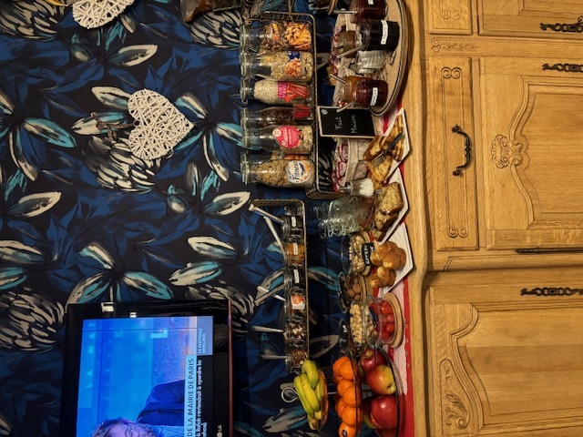 Buffet petit déjeuner au Motel les Bleuets, avec des confitures Maison et des gâteaux Maison