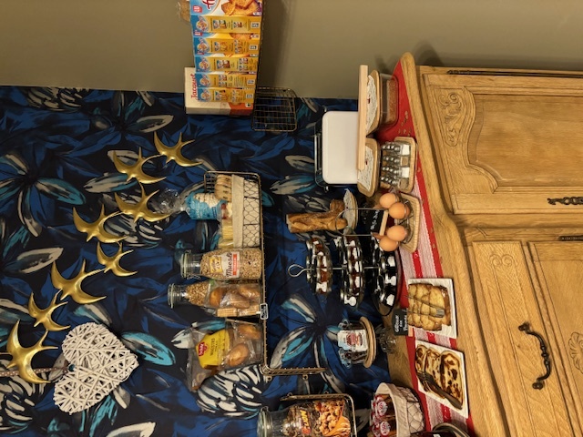 Buffet petit déjeuner au Motel les Bleuets, avec des confitures Maison et des gâteaux Maison
