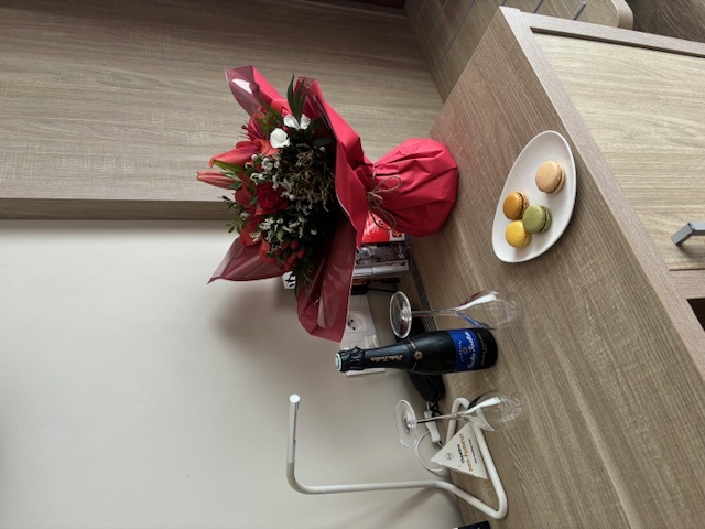 1/2 bouteille de champagne de notre sélection, un bouquet de Fleurs de notre sélection