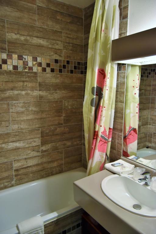 salle de bain avec baignoire