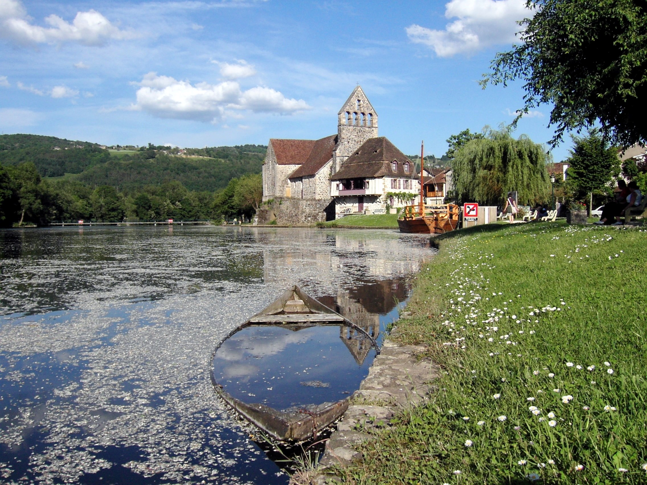 A quelques pas de notre hôtel, découvrez les merveilles de Beaulieu-sur-Dordogne, classé 